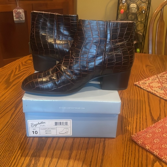 Gorgeous Seychelles leather brown crock booties 10M.Back zip.Like new condition. - Picture 4 of 5